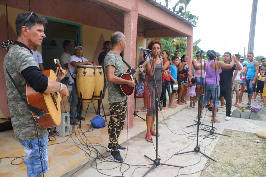 Loly y sus Atrevidos de la Bachata toca una bachata escrita por Loly