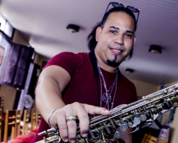 Conoce a Loly y sus Atrevidos de la Bachata: Yunier Matos